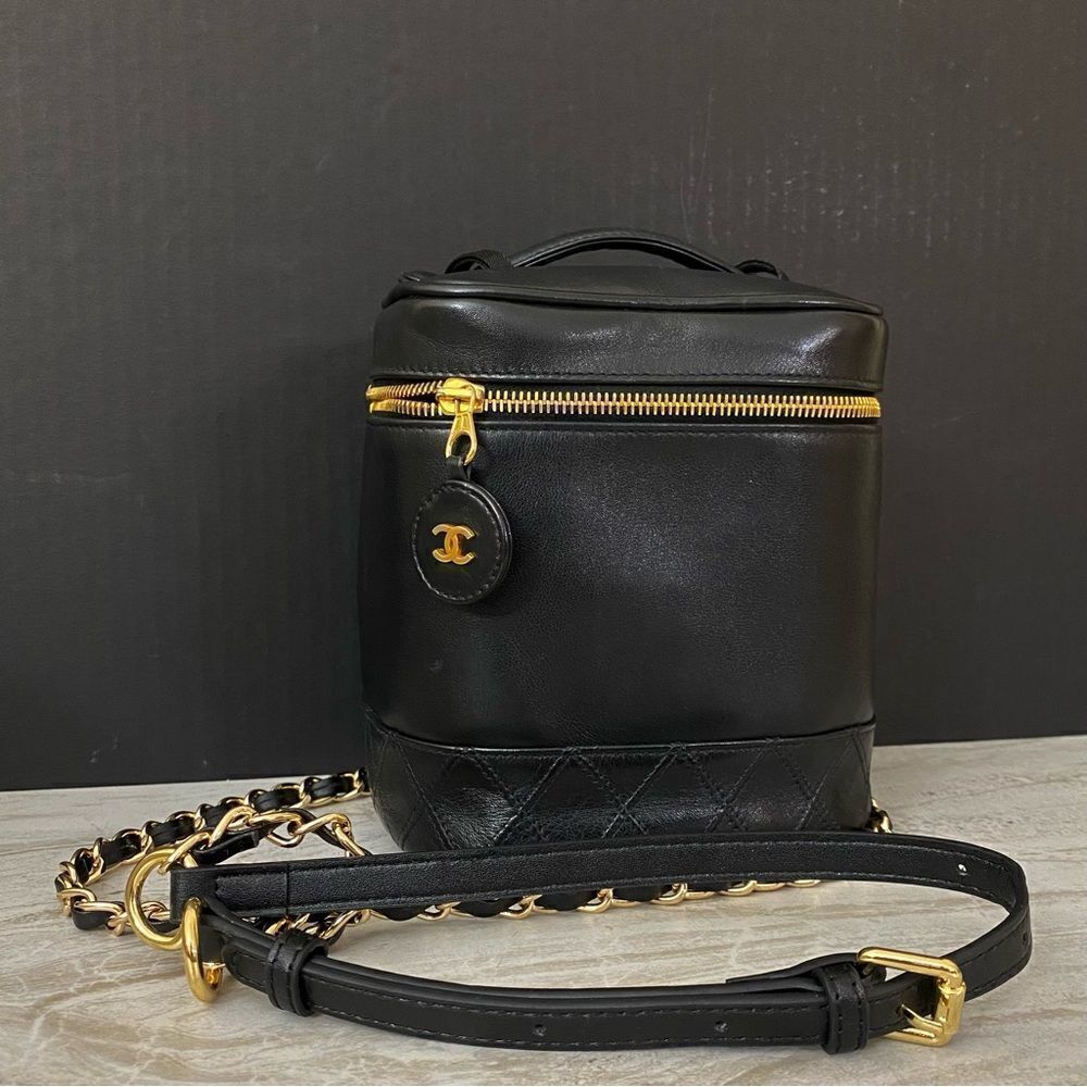 CHANEL CC Bicolore Lambskin Vanity Bag - Picture 5 of 17